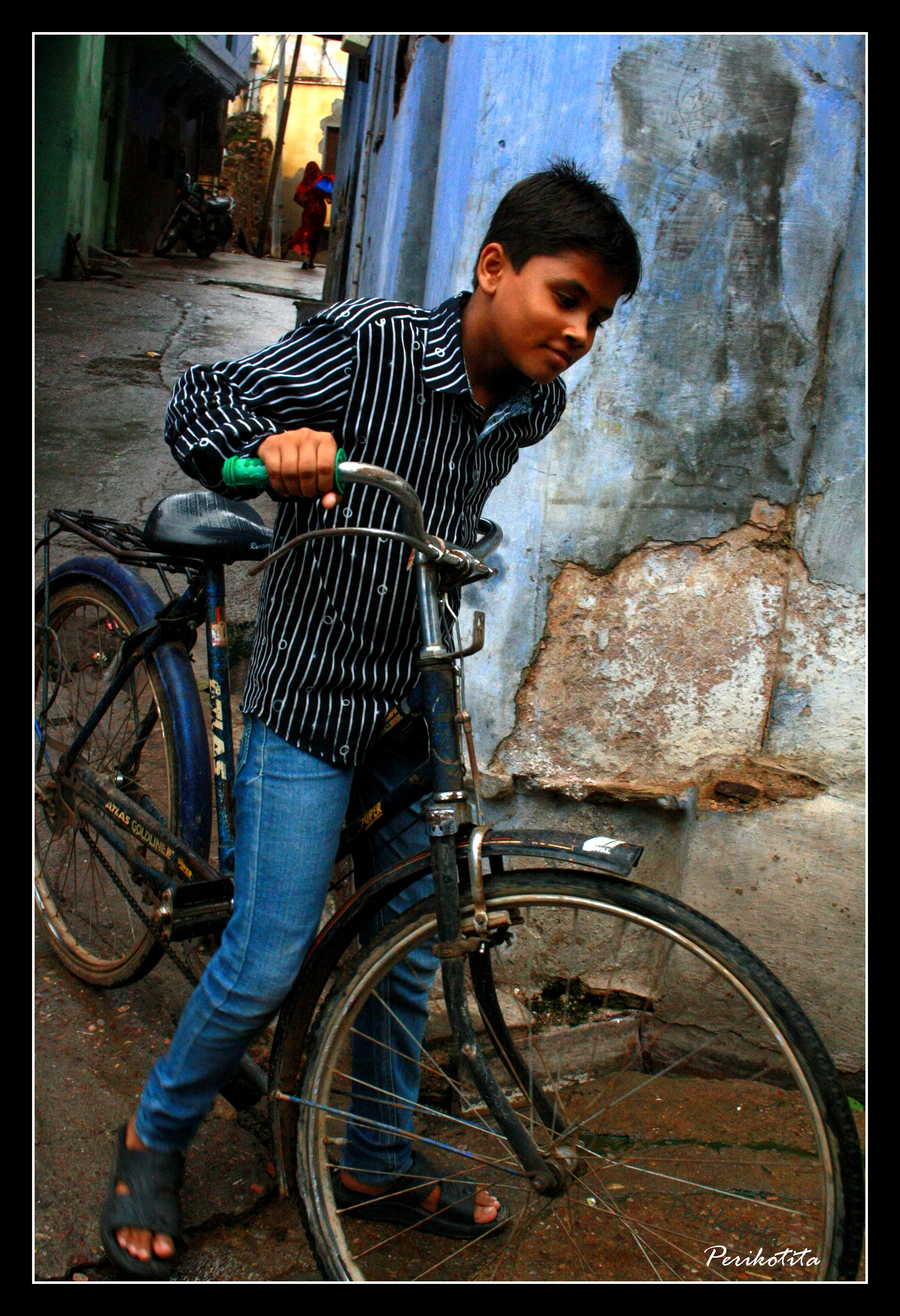 NIÑO EN BICICLETA